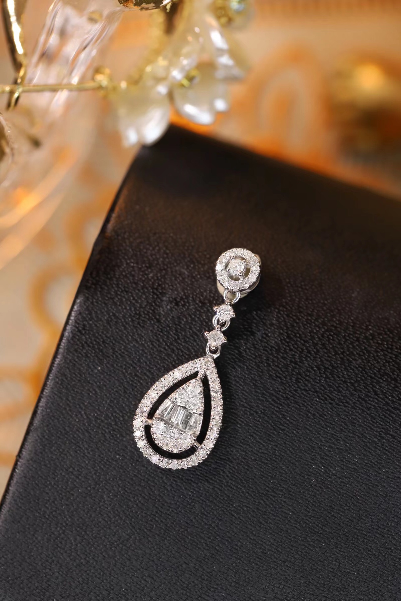 18k gold pendant with a natural diamond of 0.25ct (chain not included)