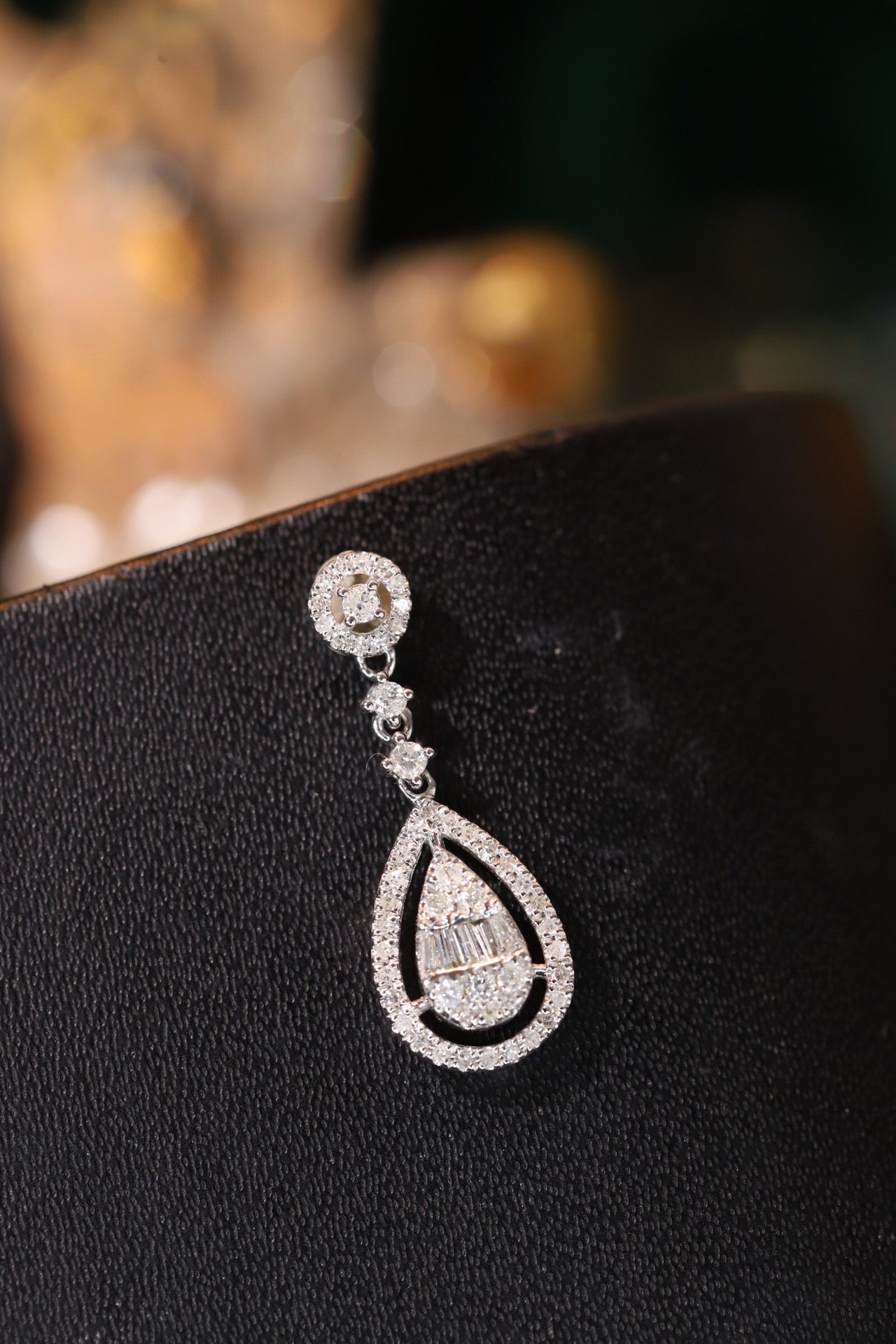 18k gold pendant with a natural diamond of 0.25ct (chain not included)