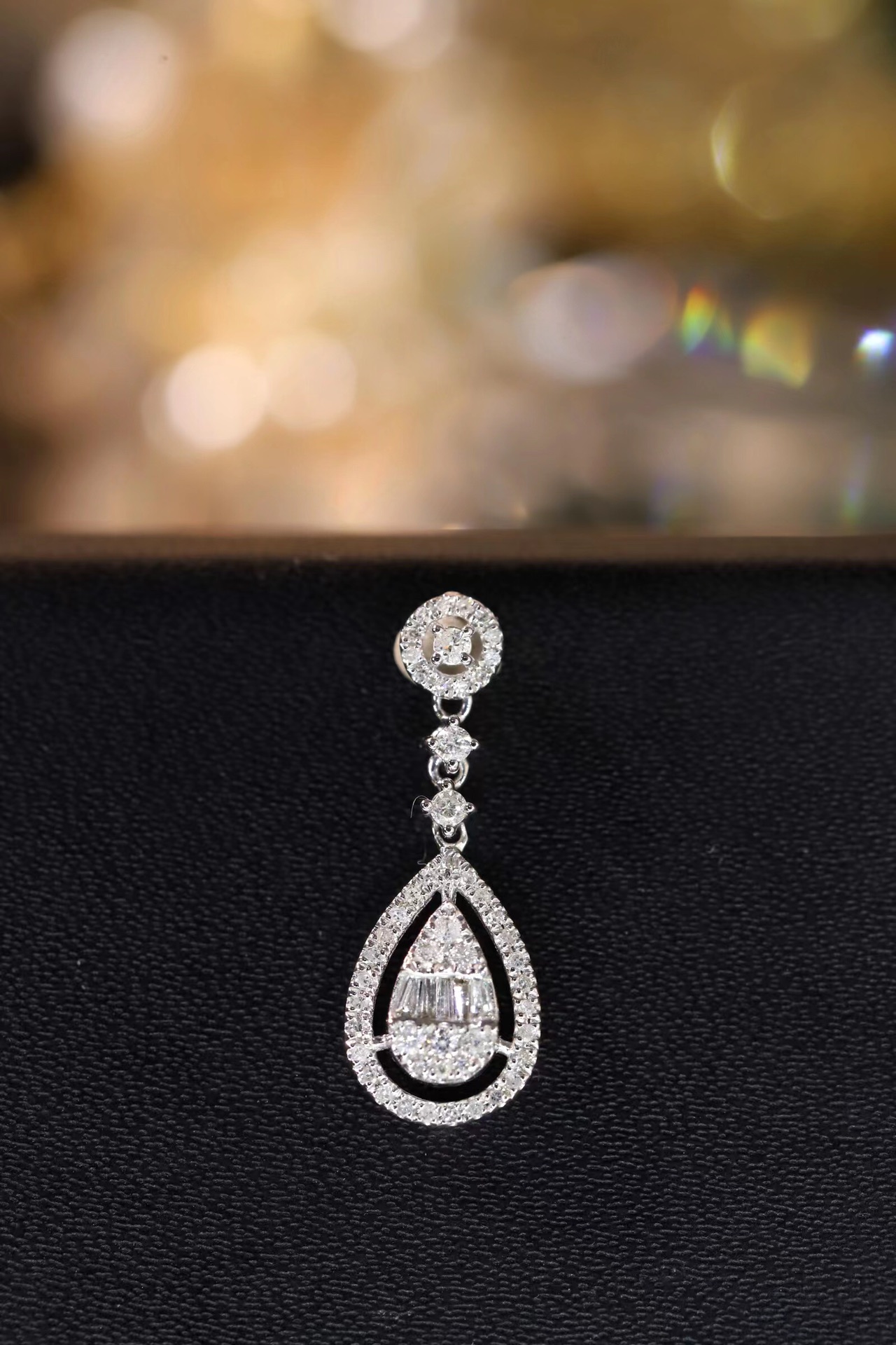 18k gold pendant with a natural diamond of 0.25ct (chain not included)