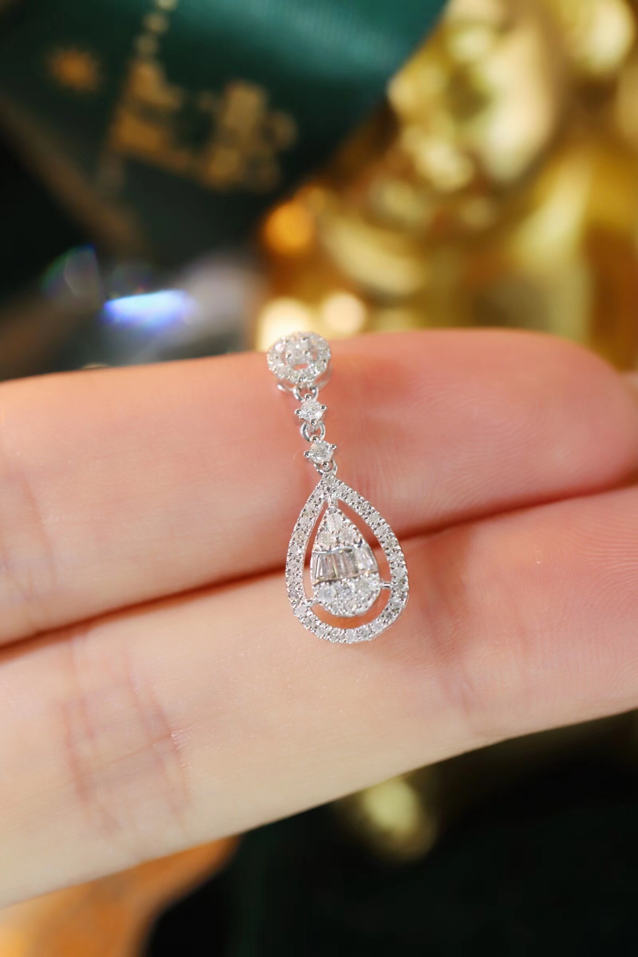 18k gold pendant with a natural diamond of 0.25ct (chain not included)