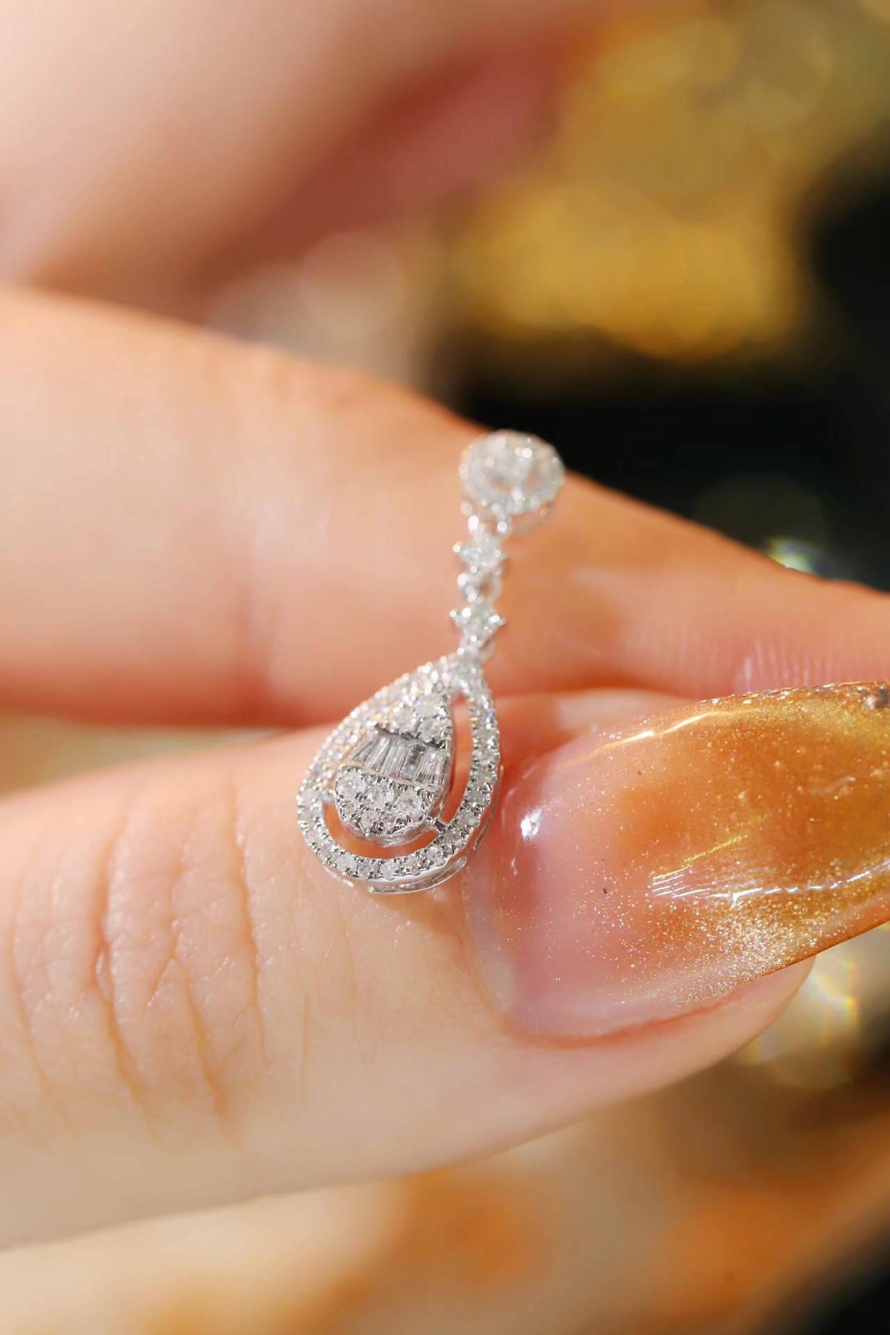 18k gold pendant with a natural diamond of 0.25ct (chain not included)