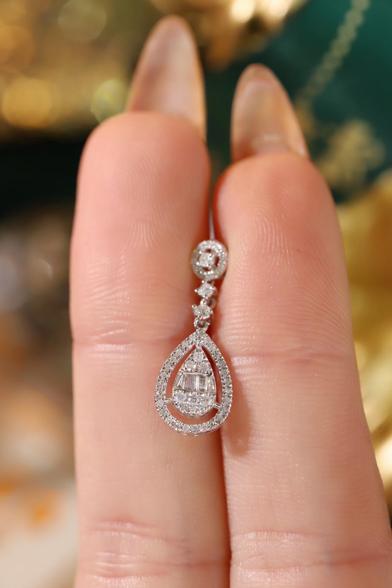 18k gold pendant with a natural diamond of 0.25ct (chain not included)