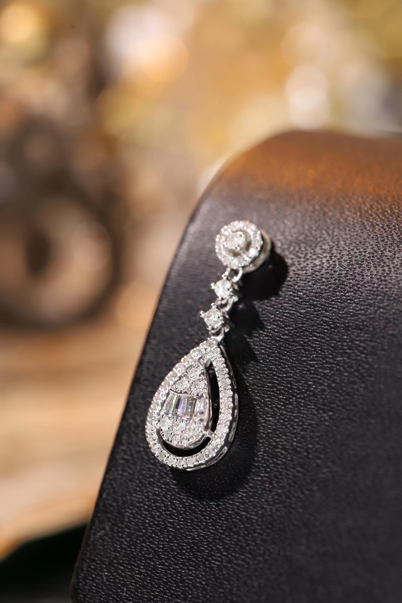 18k gold pendant with a natural diamond of 0.25ct (chain not included)