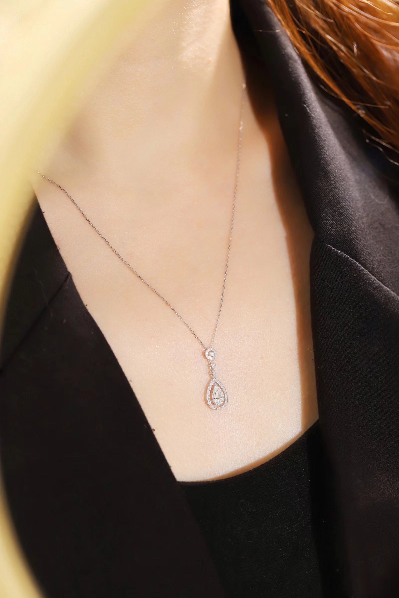 18k gold pendant with a natural diamond of 0.25ct (chain not included)