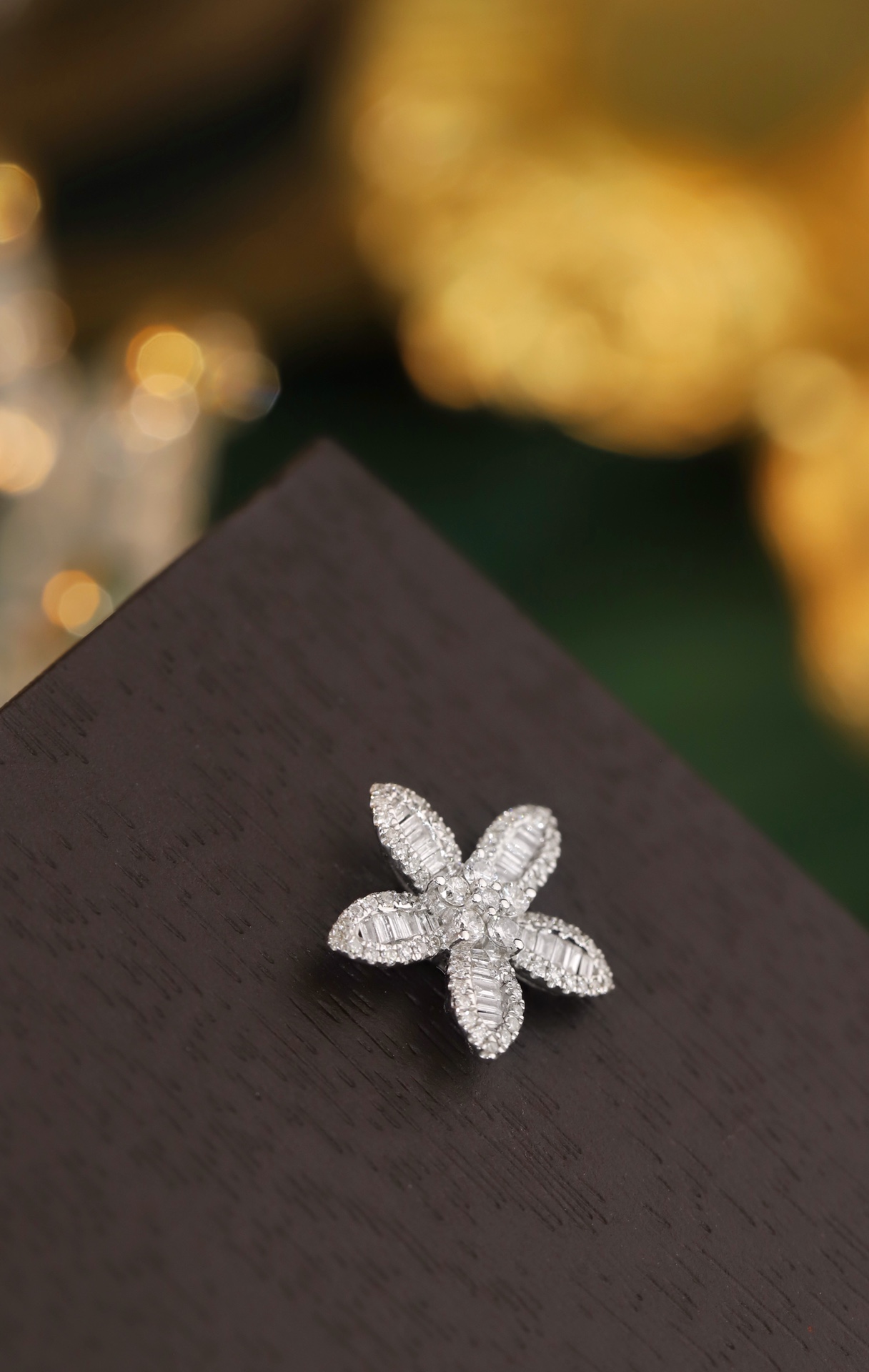 18k Gold Pendant, Flower Design, 0.50ct Diamond (chain not included)