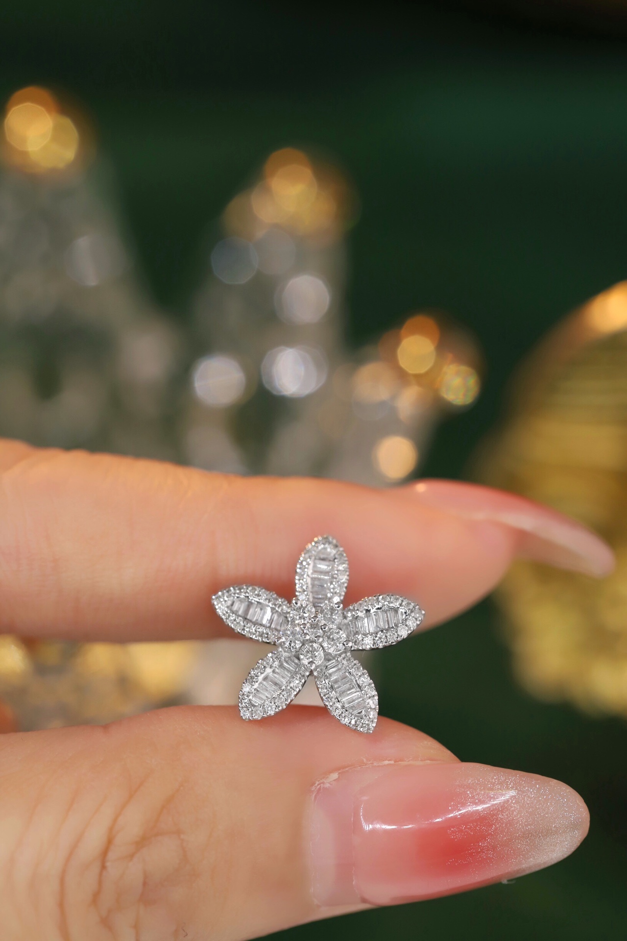 18k Gold Pendant, Flower Design, 0.50ct Diamond (chain not included)