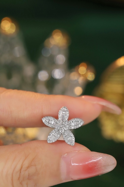 18k Gold Pendant, Flower Design, 0.50ct Diamond (chain not included)