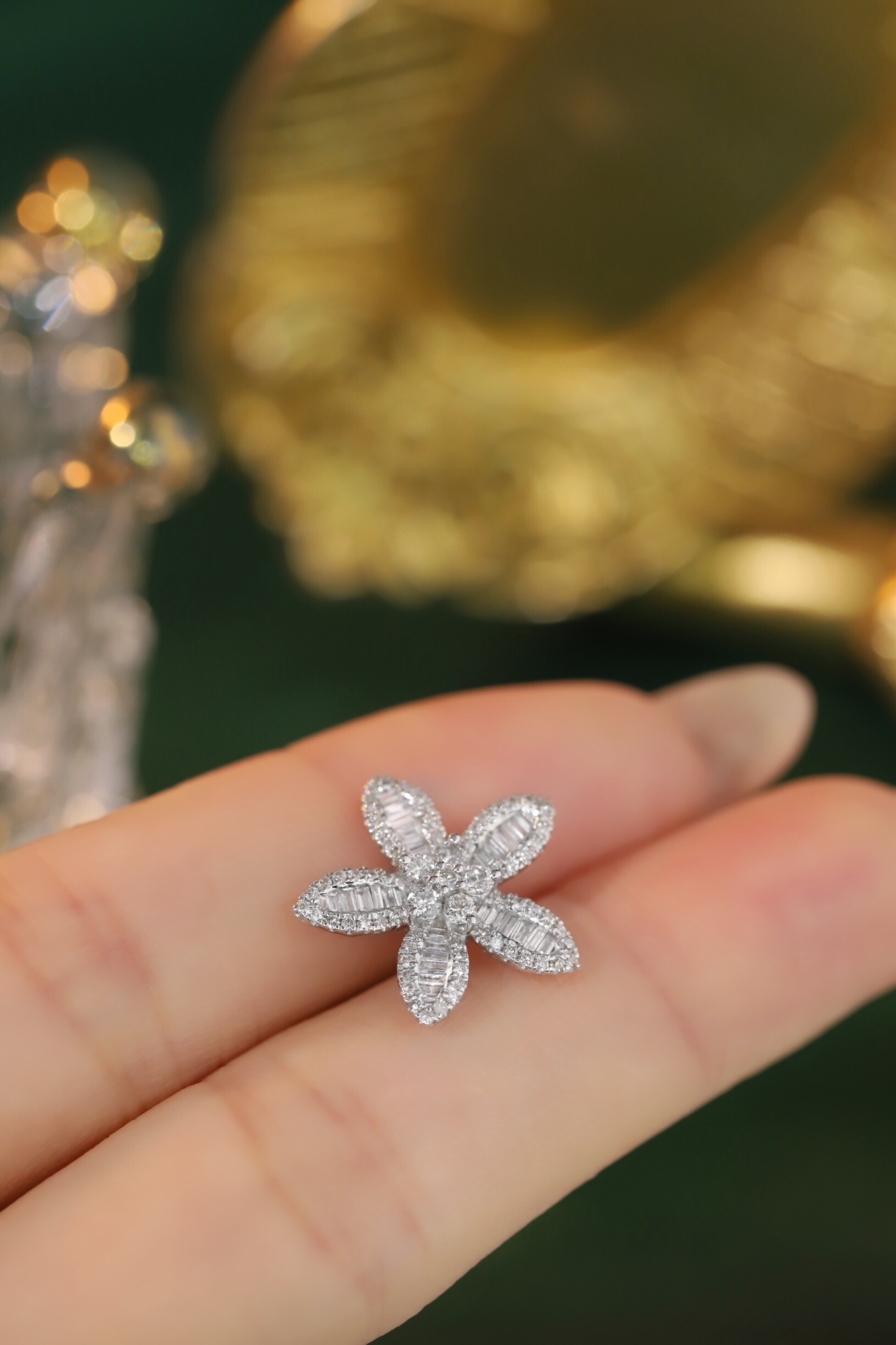 18k Gold Pendant, Flower Design, 0.50ct Diamond (chain not included)