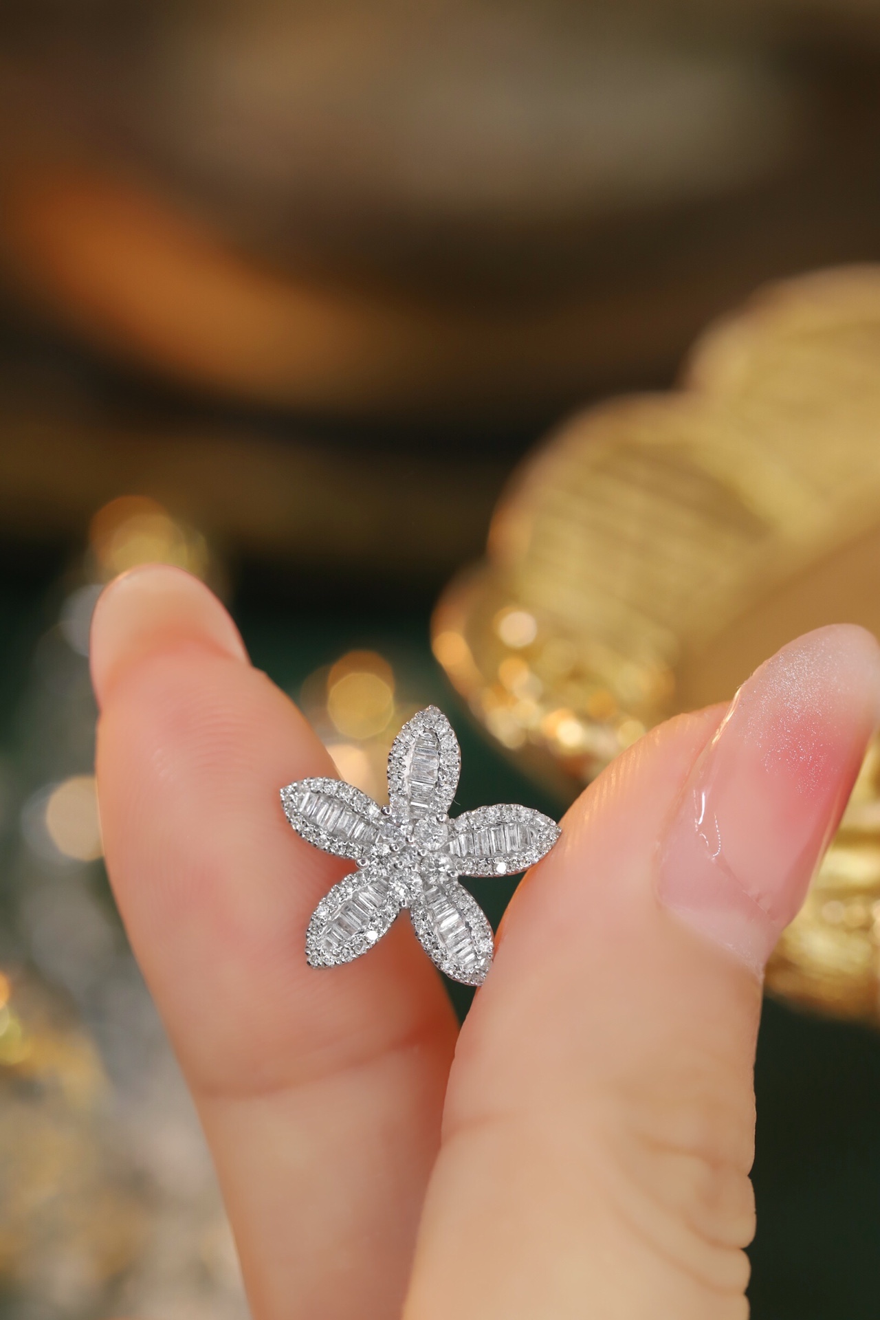 18k Gold Pendant, Flower Design, 0.50ct Diamond (chain not included)