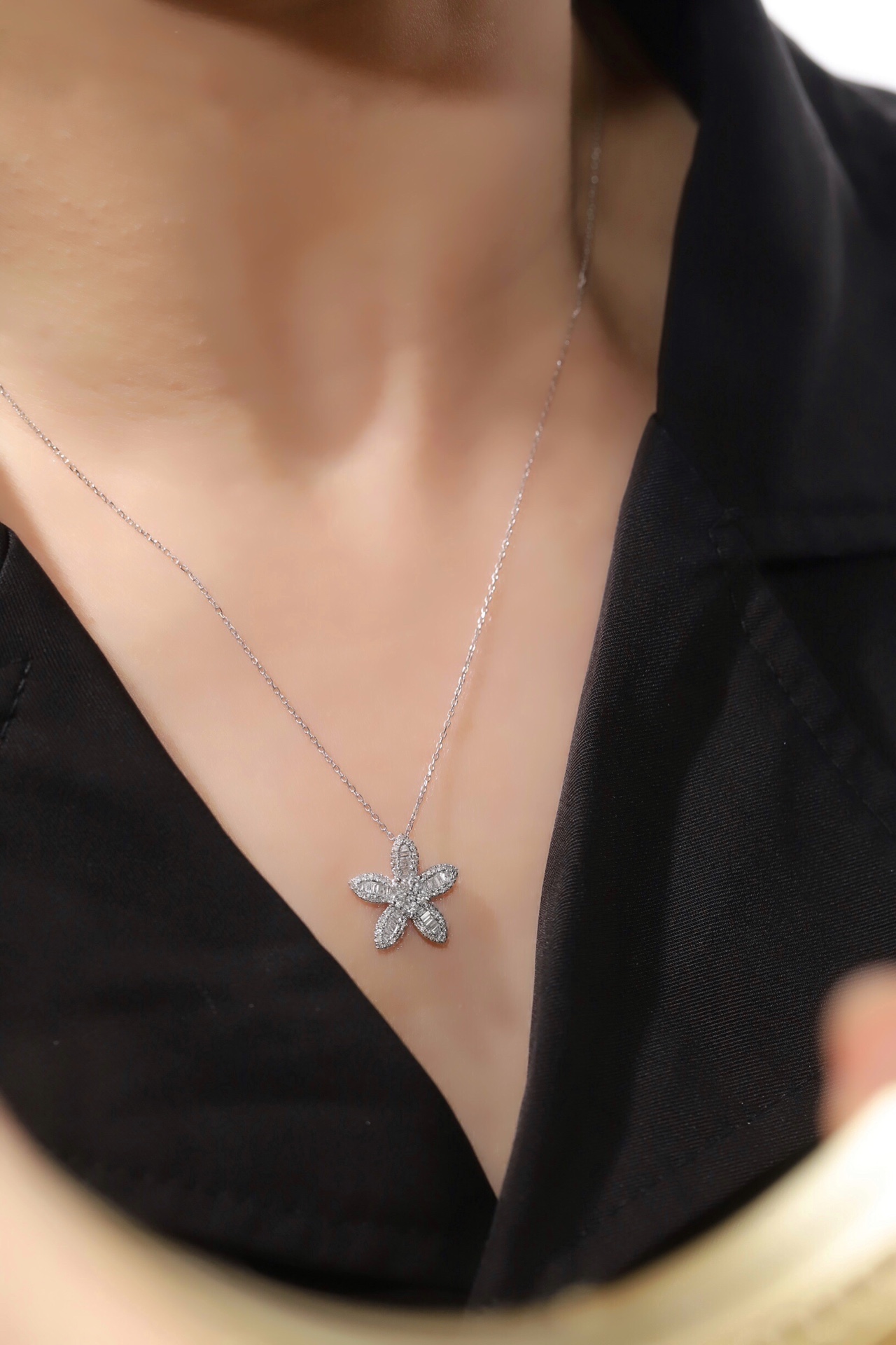 18k Gold Pendant, Flower Design, 0.50ct Diamond (chain not included)