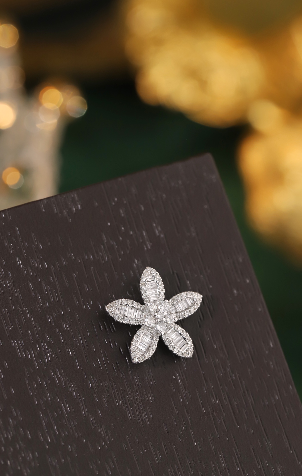 18k Gold Pendant, Flower Design, 0.50ct Diamond (chain not included)