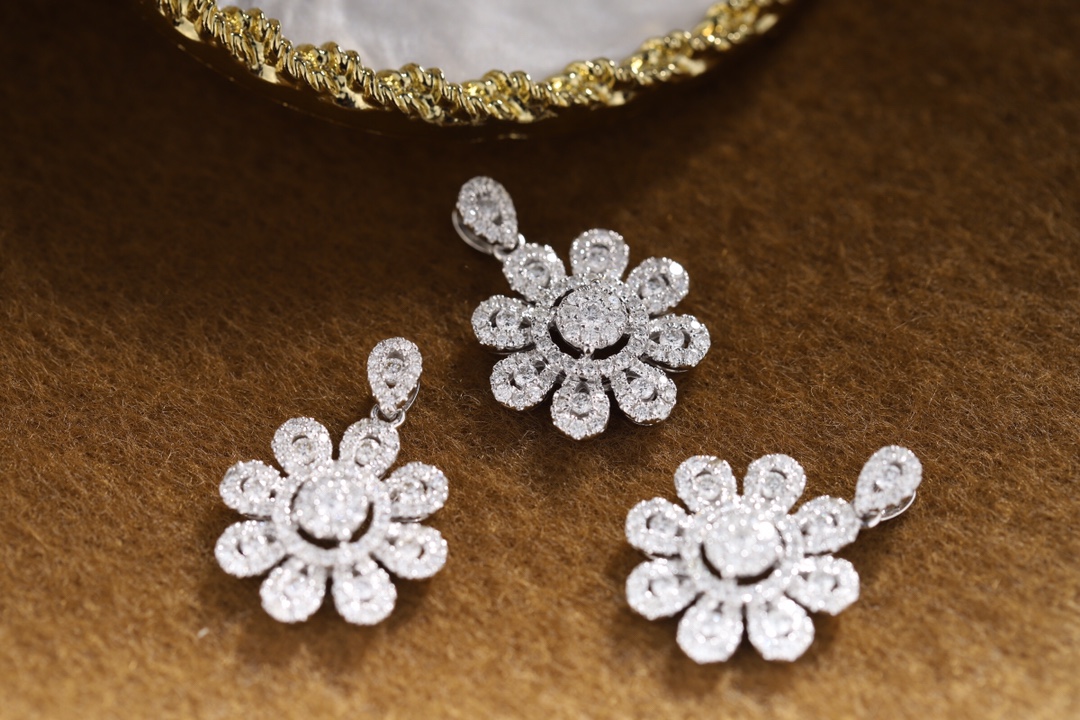 18k Gold Pendant, Flower Design, 0.75ct Diamond (chain not included)