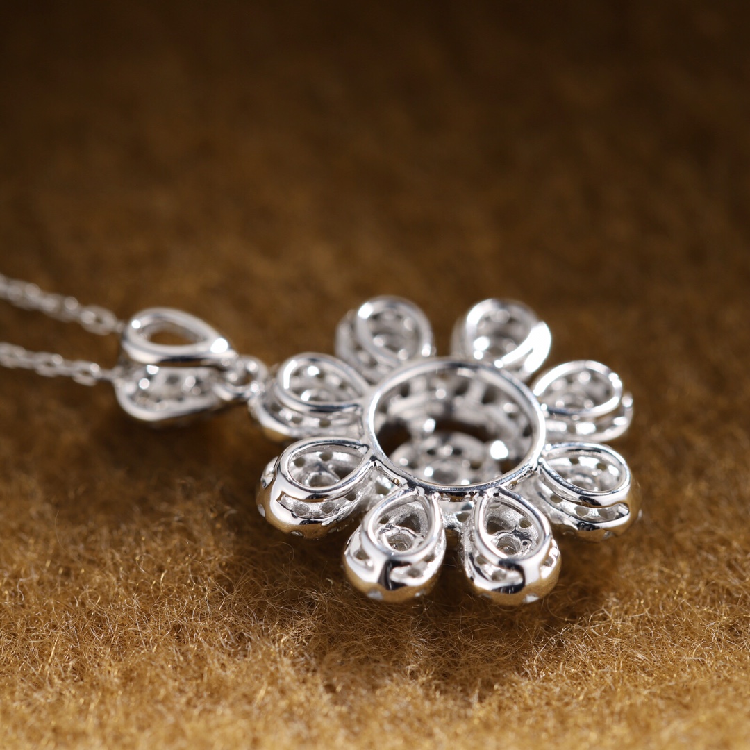 18k Gold Pendant, Flower Design, 0.75ct Diamond (chain not included)