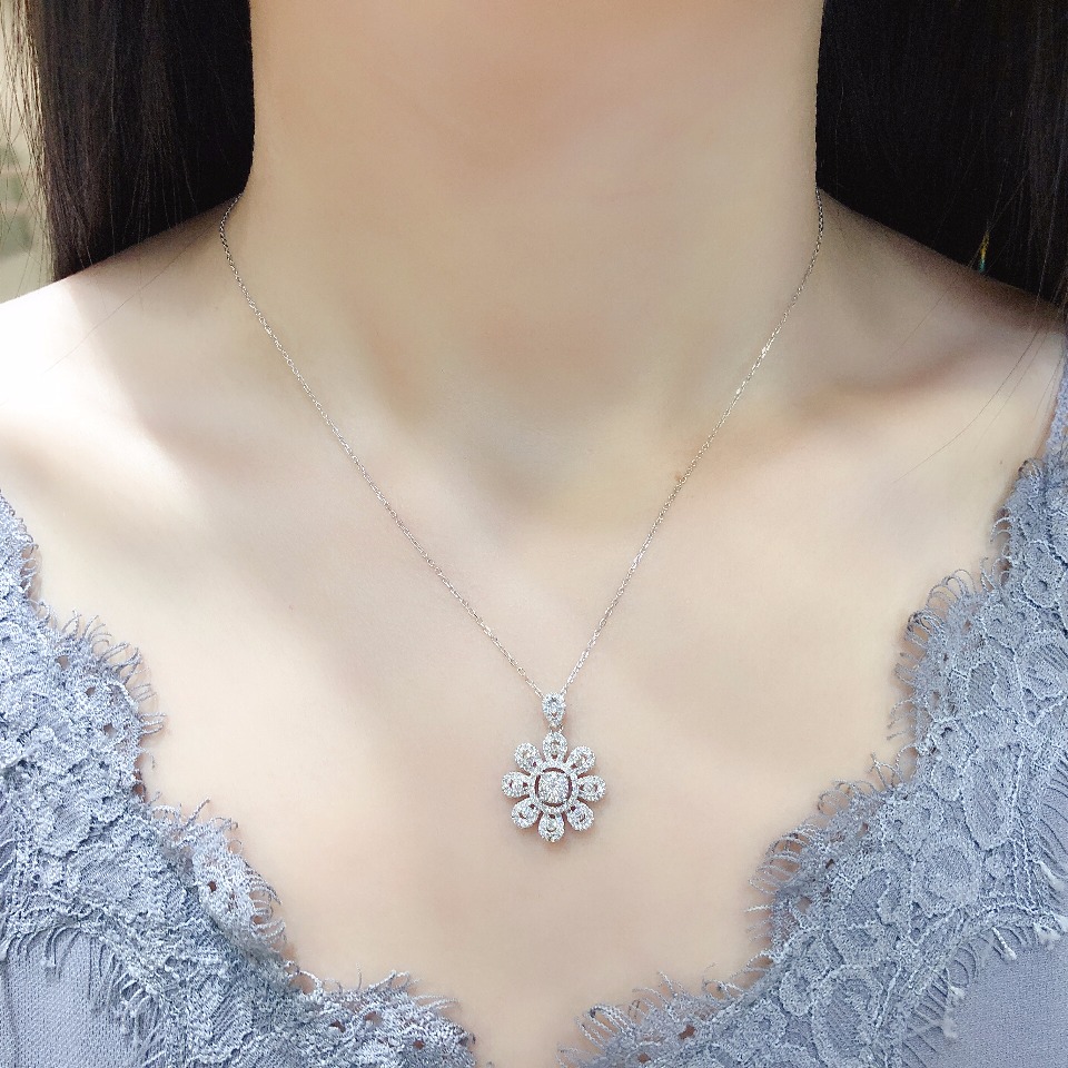 18k Gold Pendant, Flower Design, 0.75ct Diamond (chain not included)