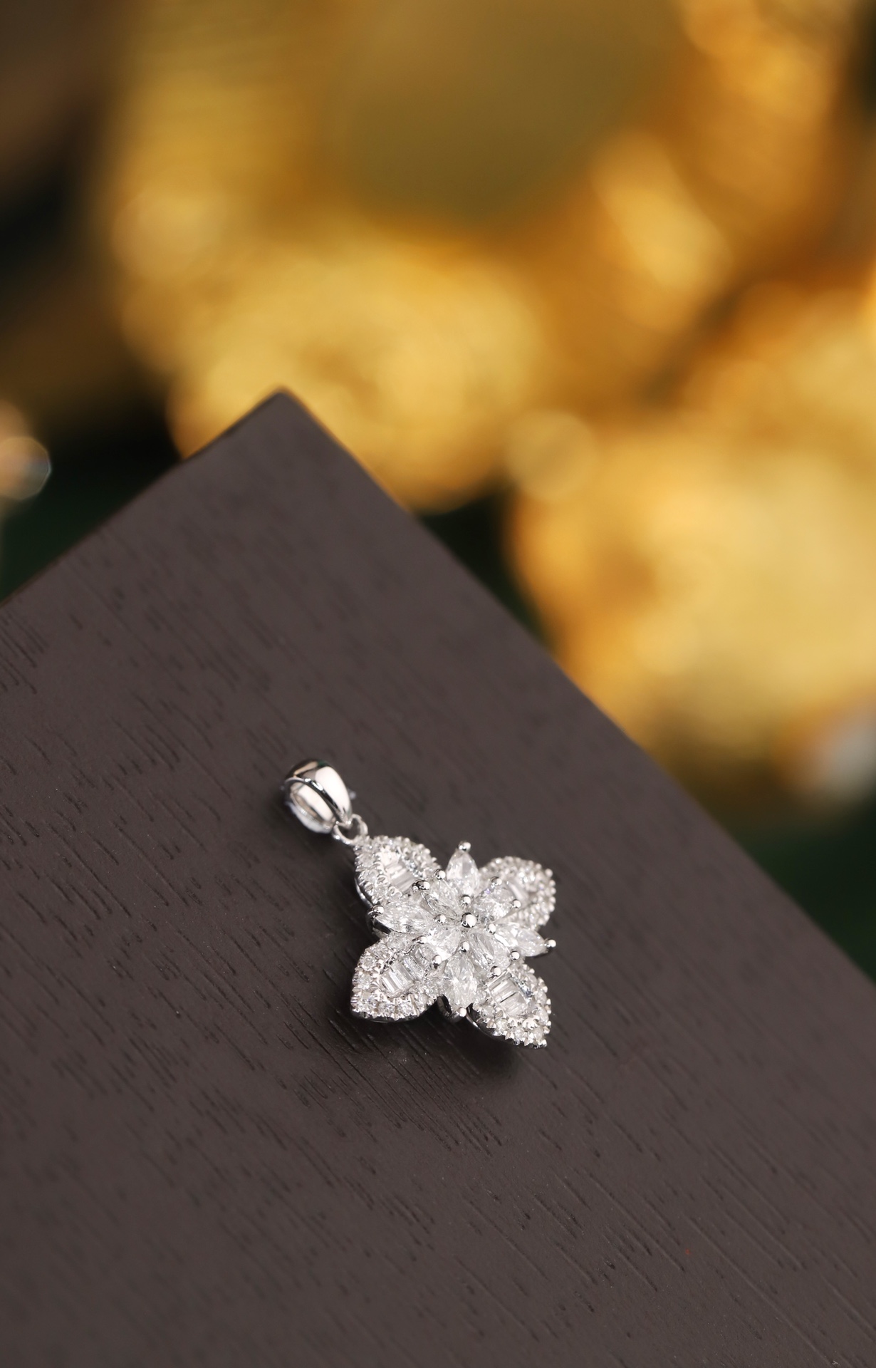 18k Gold Pendant, Flower Design, 0.60ct Diamond (chain not included)