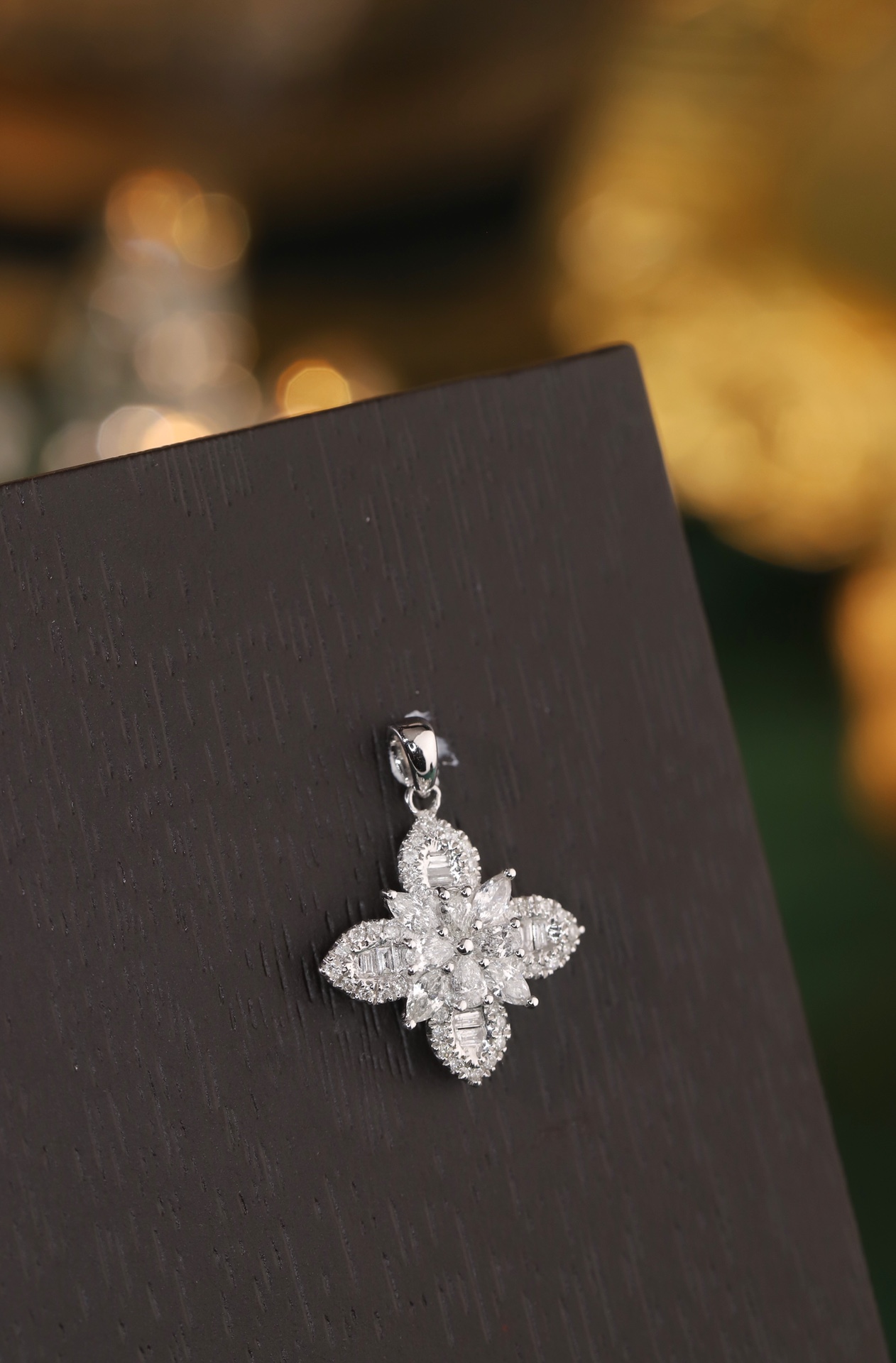 18k Gold Pendant, Flower Design, 0.60ct Diamond (chain not included)