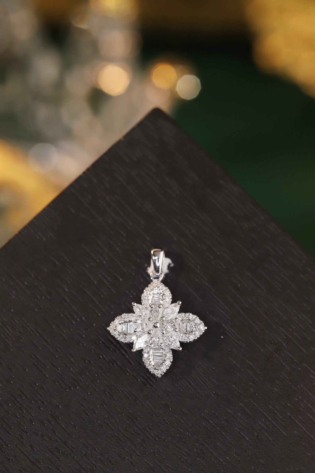 18k Gold Pendant, Flower Design, 0.60ct Diamond (chain not included)