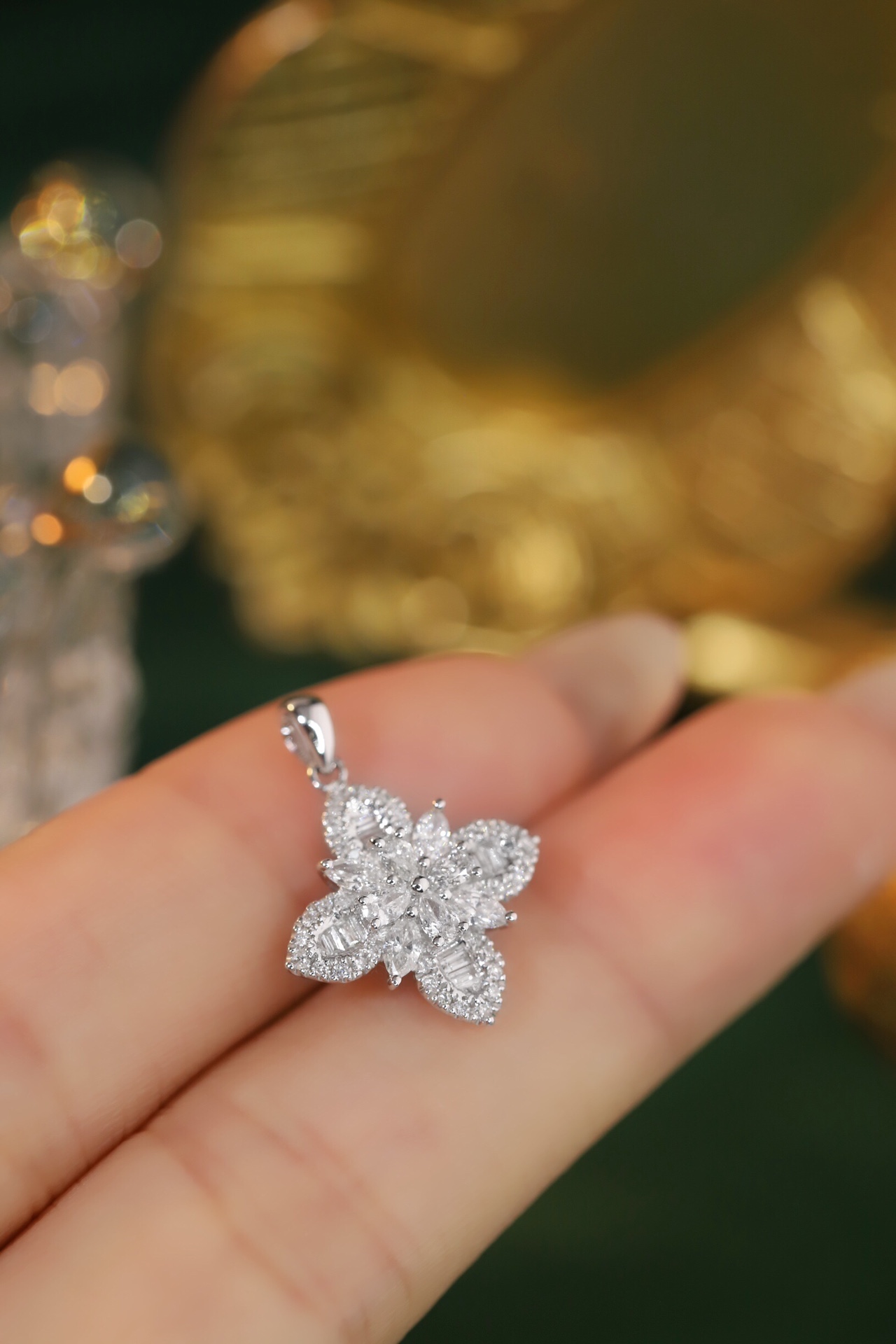 18k Gold Pendant, Flower Design, 0.60ct Diamond (chain not included)