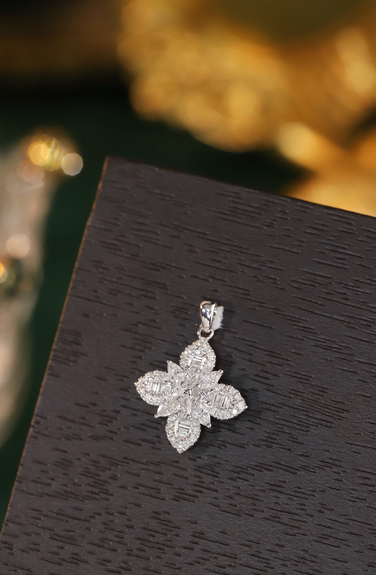 18k Gold Pendant, Flower Design, 0.60ct Diamond (chain not included)