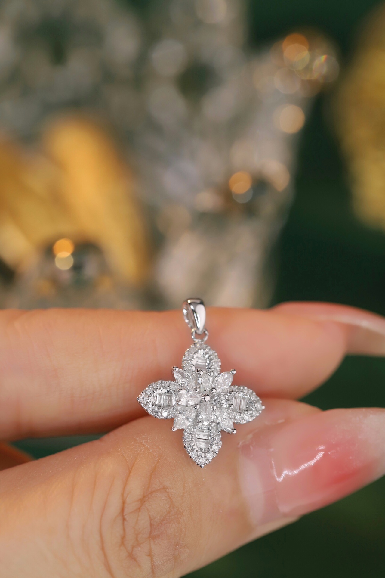 18k Gold Pendant, Flower Design, 0.60ct Diamond (chain not included)