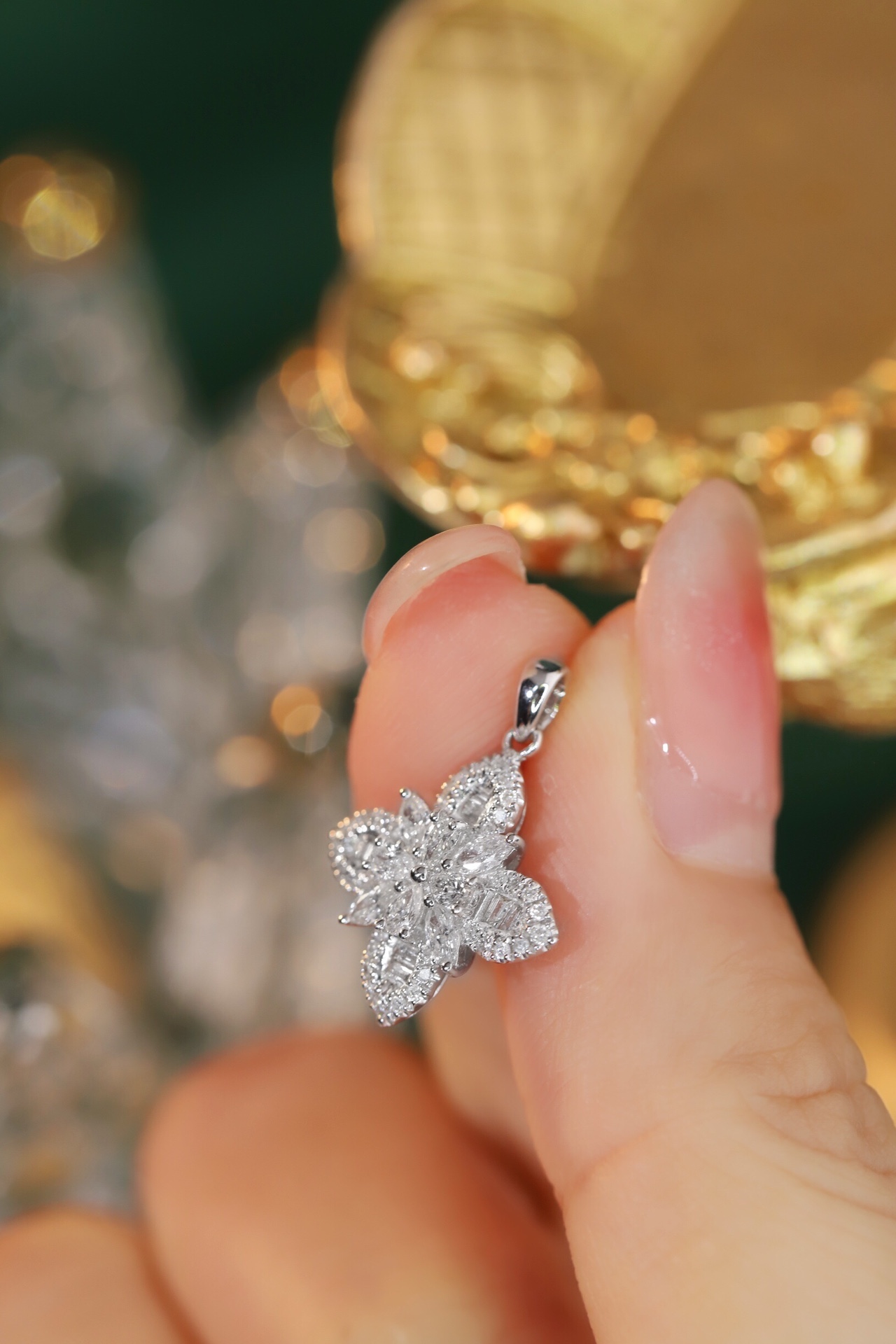 18k Gold Pendant, Flower Design, 0.60ct Diamond (chain not included)