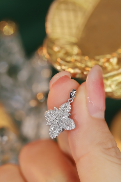 18k Gold Pendant, Flower Design, 0.60ct Diamond (chain not included)