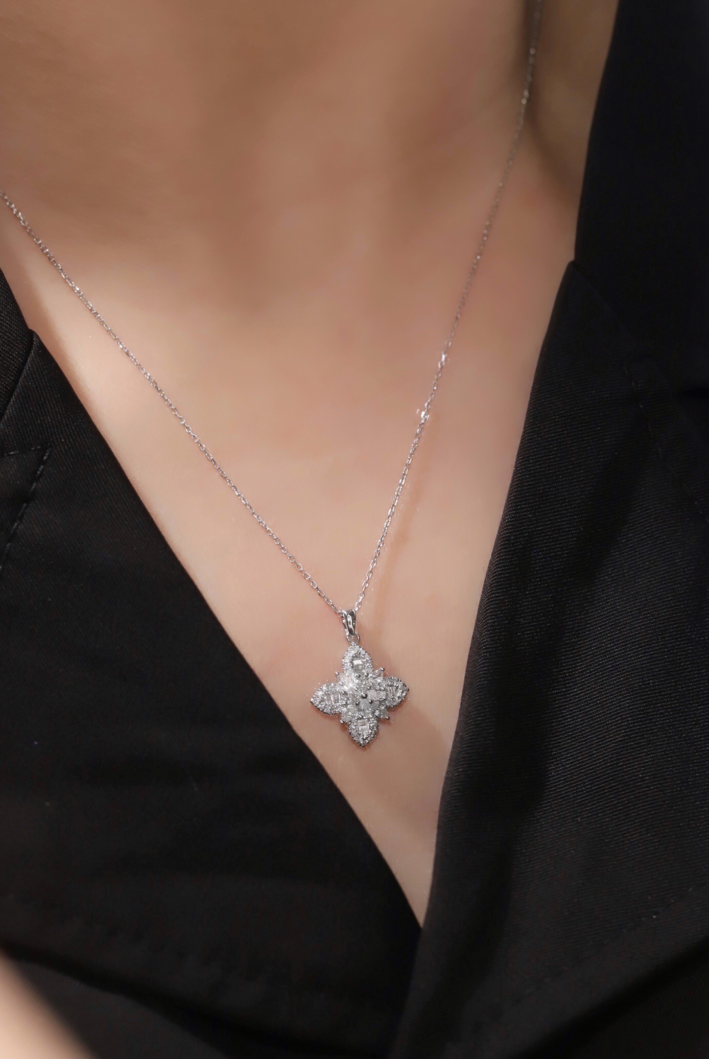 18k Gold Pendant, Flower Design, 0.60ct Diamond (chain not included)