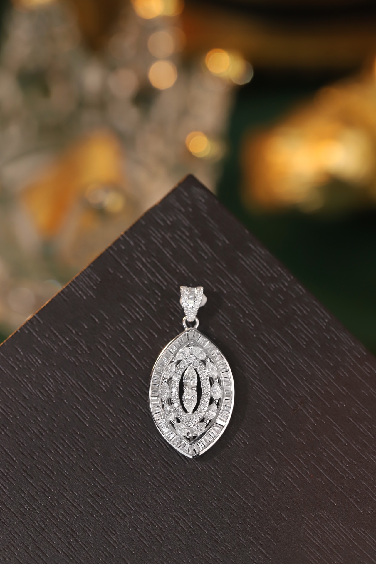 18k Gold Pendant, Flower Design, 1.00ct Diamond (chain not included)