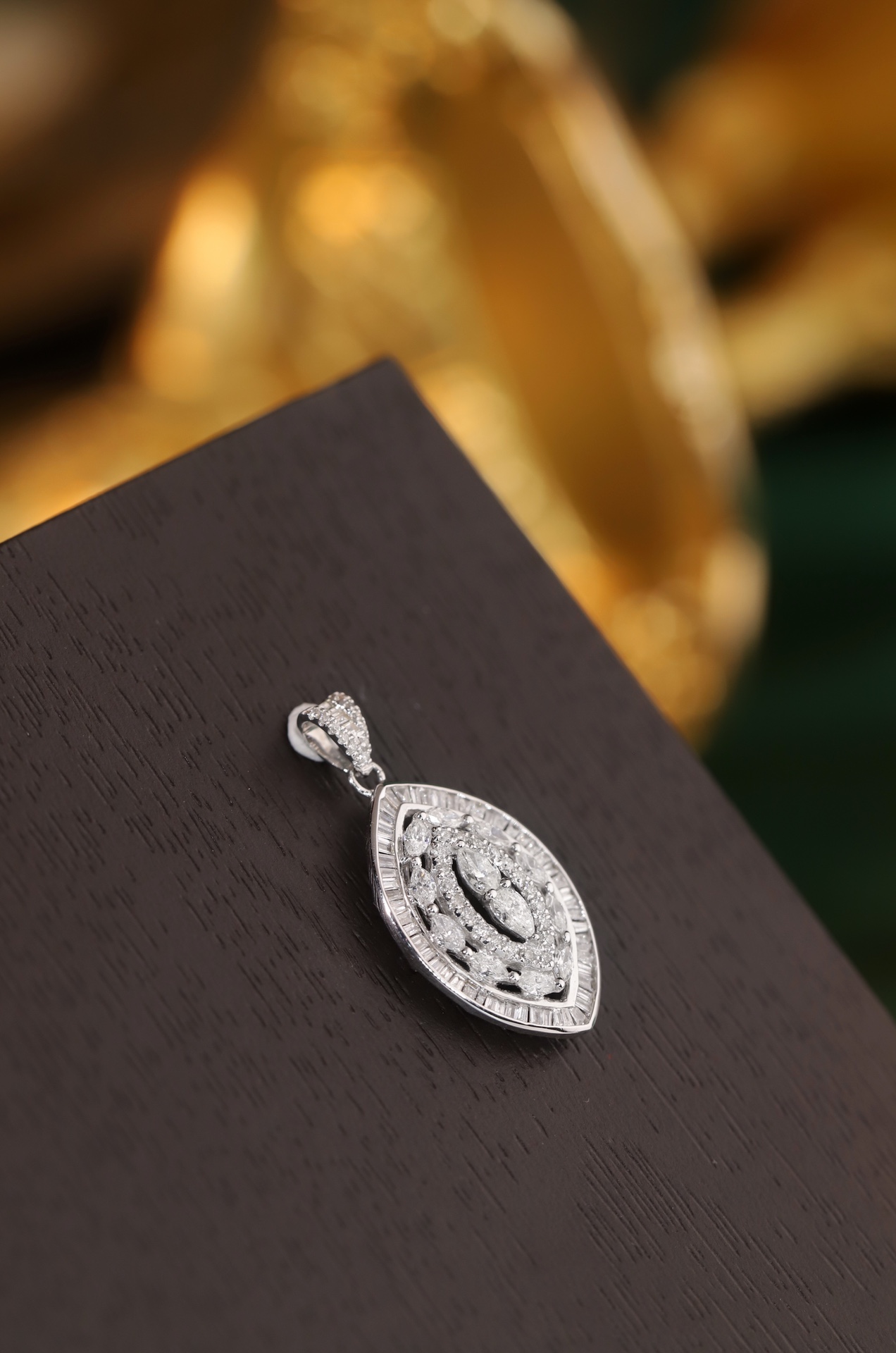 18k Gold Pendant, Flower Design, 1.00ct Diamond (chain not included)