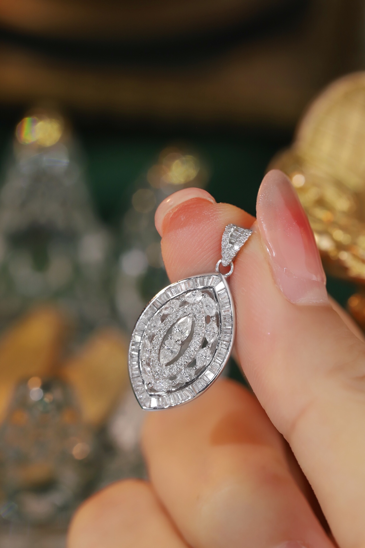 18k Gold Pendant, Flower Design, 1.00ct Diamond (chain not included)