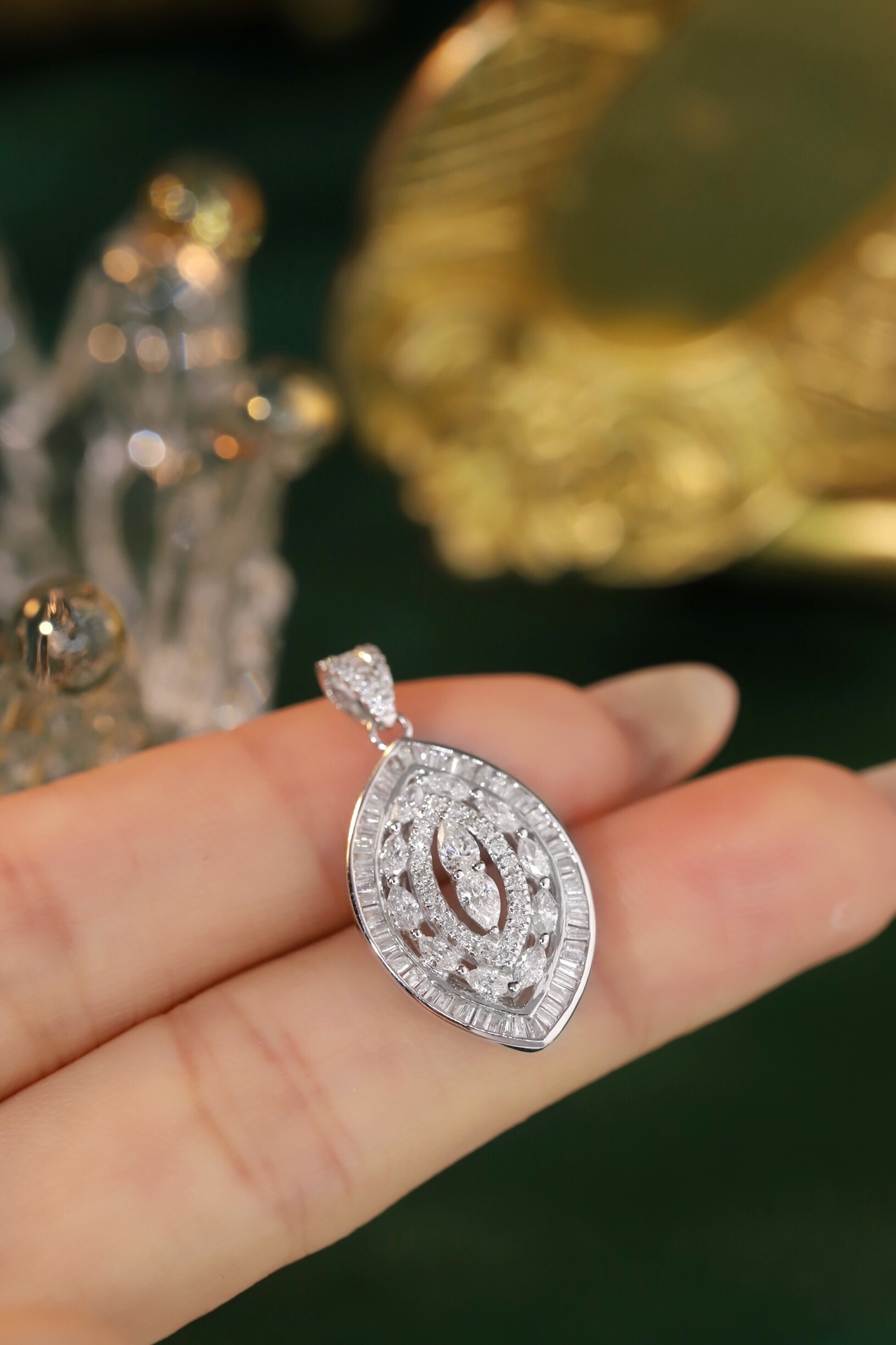 18k Gold Pendant, Flower Design, 1.00ct Diamond (chain not included)