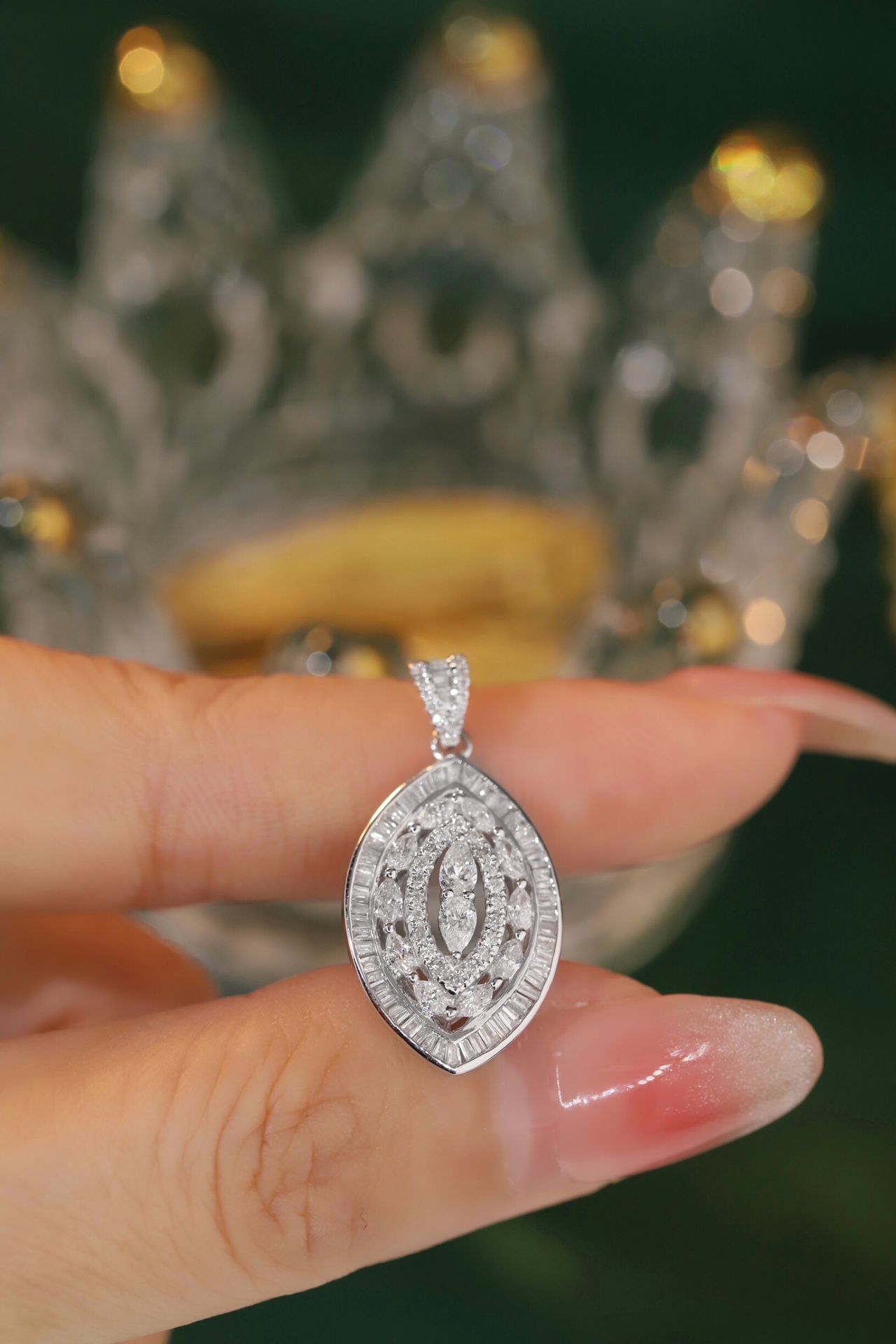 18k Gold Pendant, Flower Design, 1.00ct Diamond (chain not included)