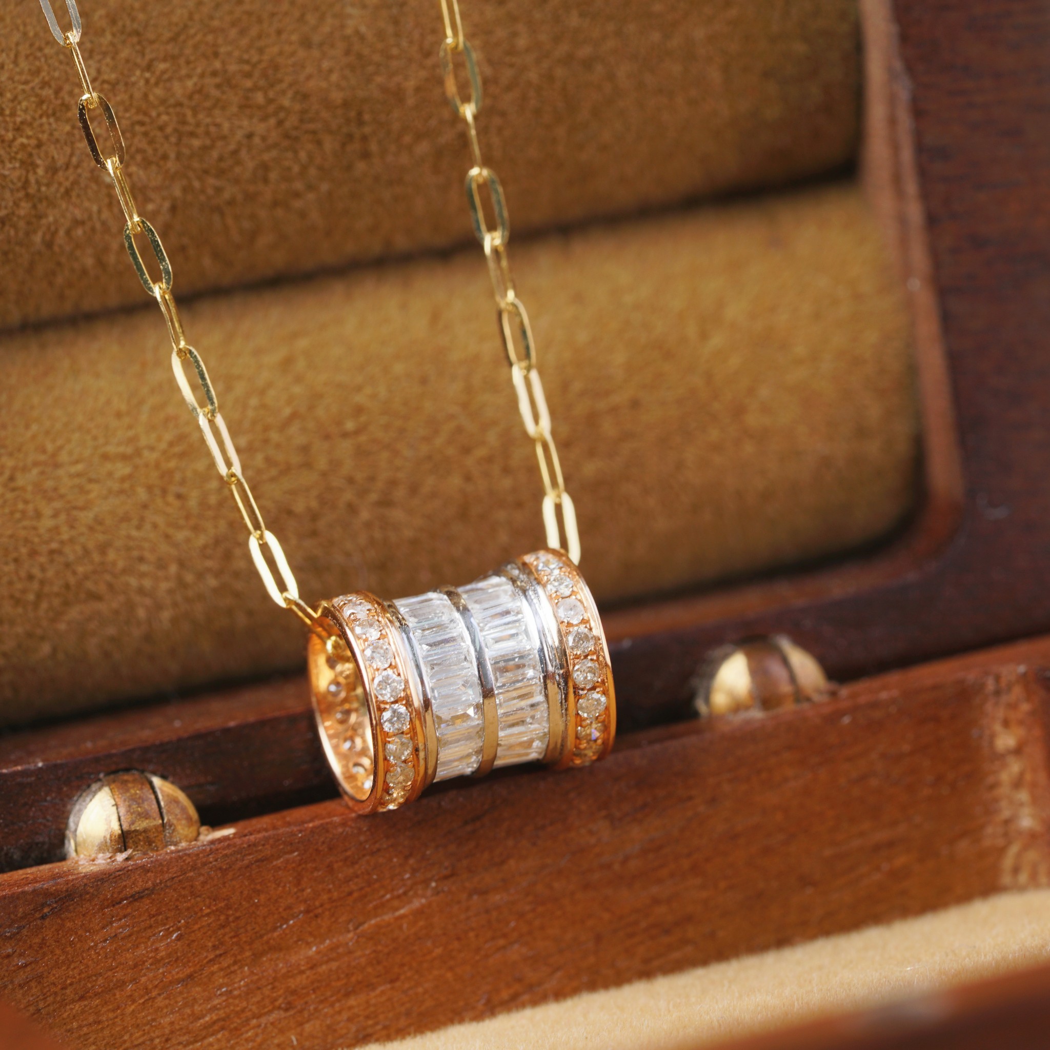 18k Gold Pendant, Flower Design, 0.65ct Diamond (chain not included)