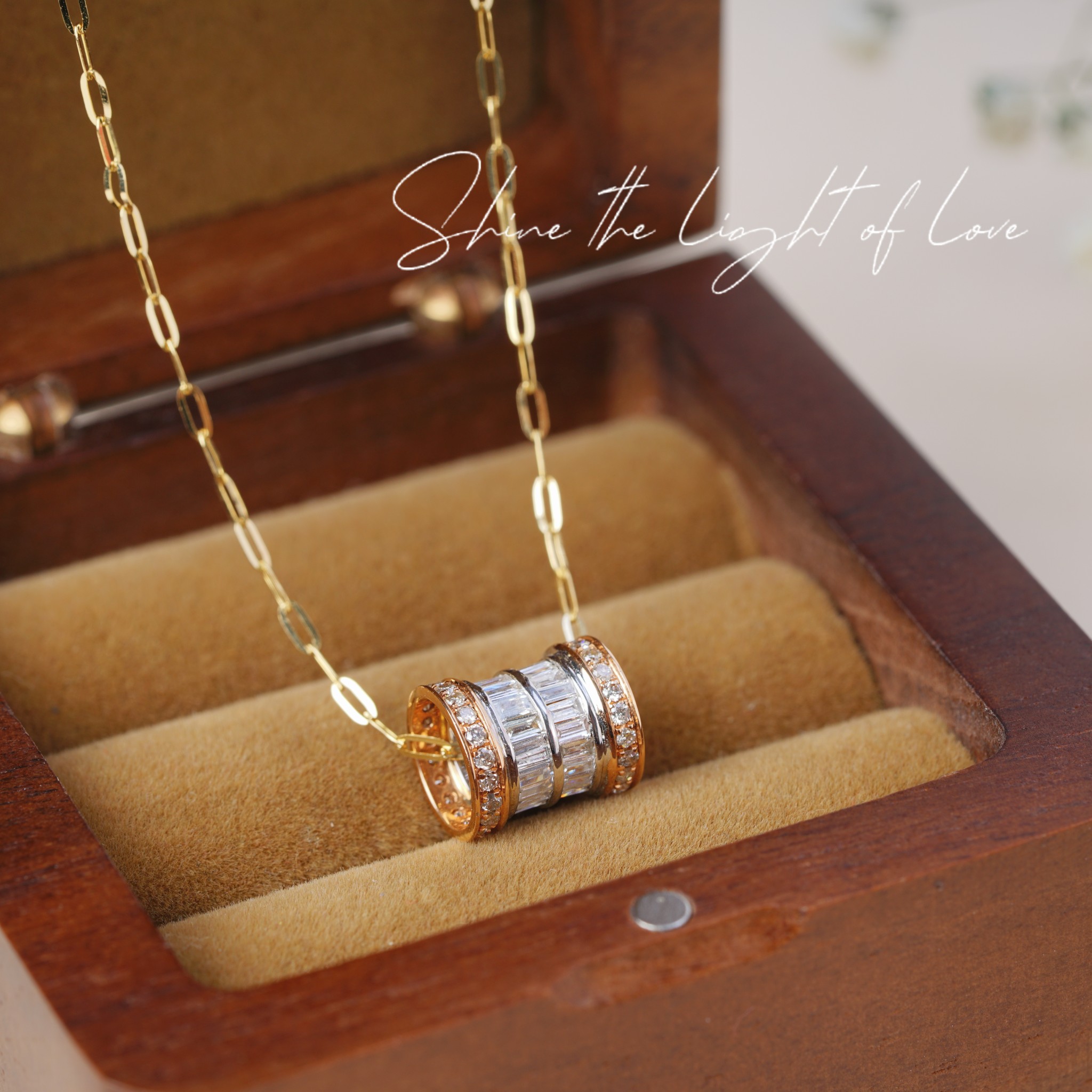 18k Gold Pendant, Flower Design, 0.65ct Diamond (chain not included)