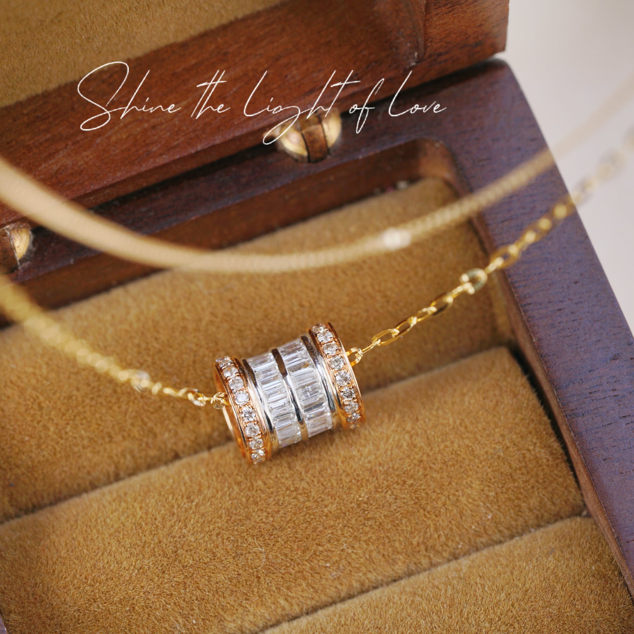 18k Gold Pendant, Flower Design, 0.65ct Diamond (chain not included)