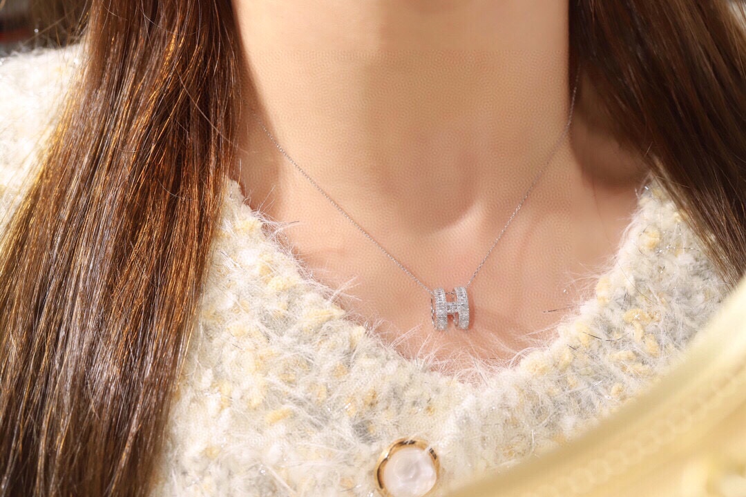 18k Gold Pendant, Flower Design, 0.35ct Diamond (chain not included)