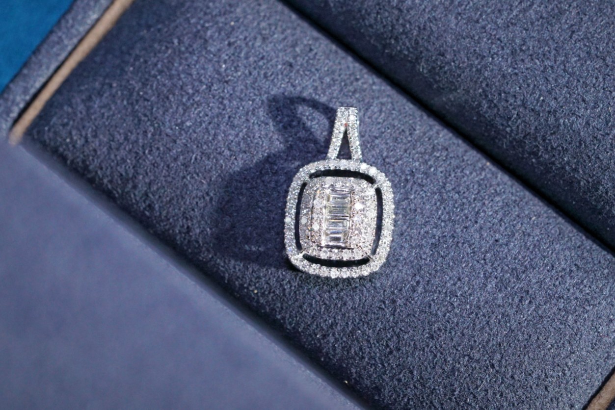 18k Gold Pendant, Flower Design, 0.40ct Diamond (chain not included)