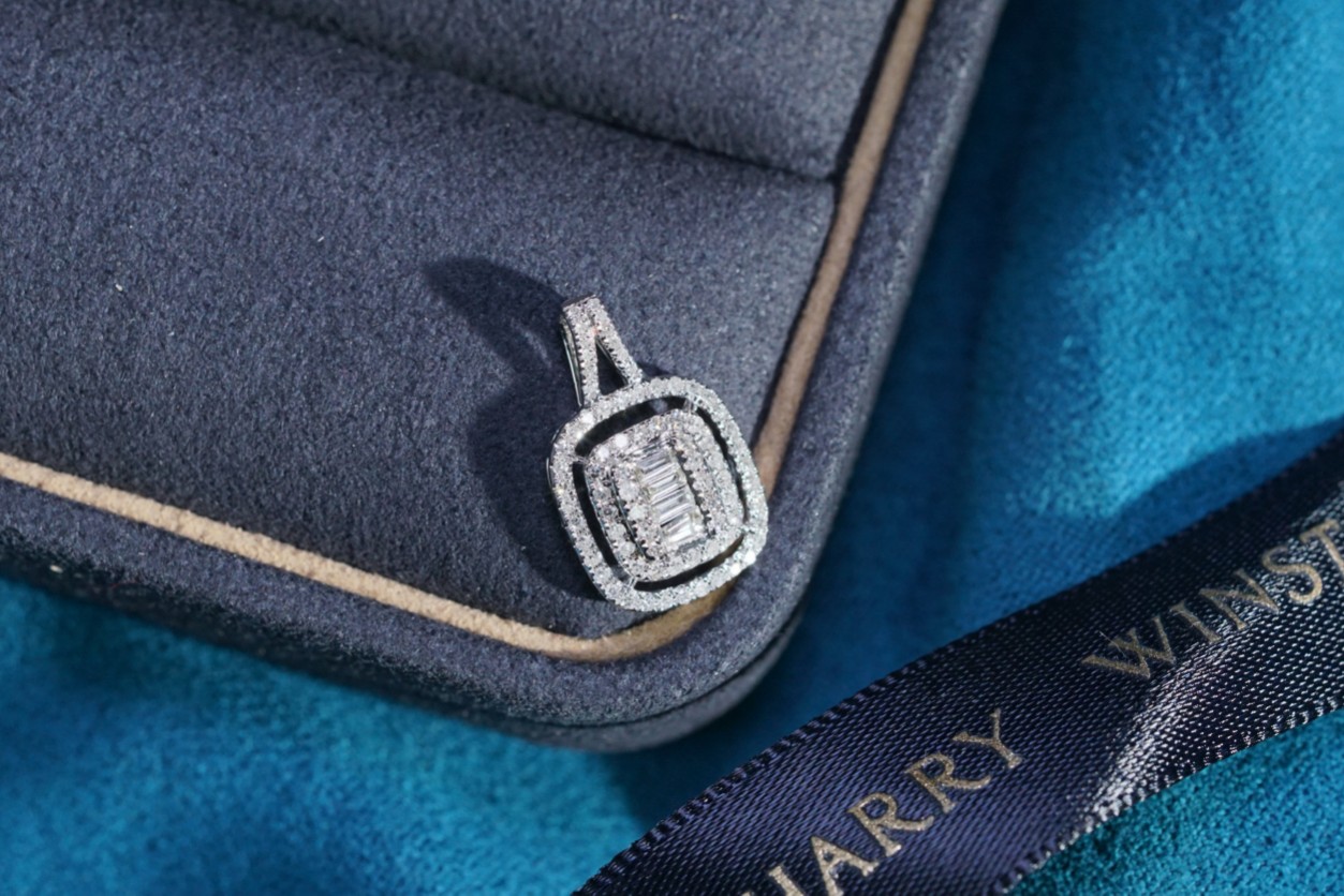 18k Gold Pendant, Flower Design, 0.40ct Diamond (chain not included)
