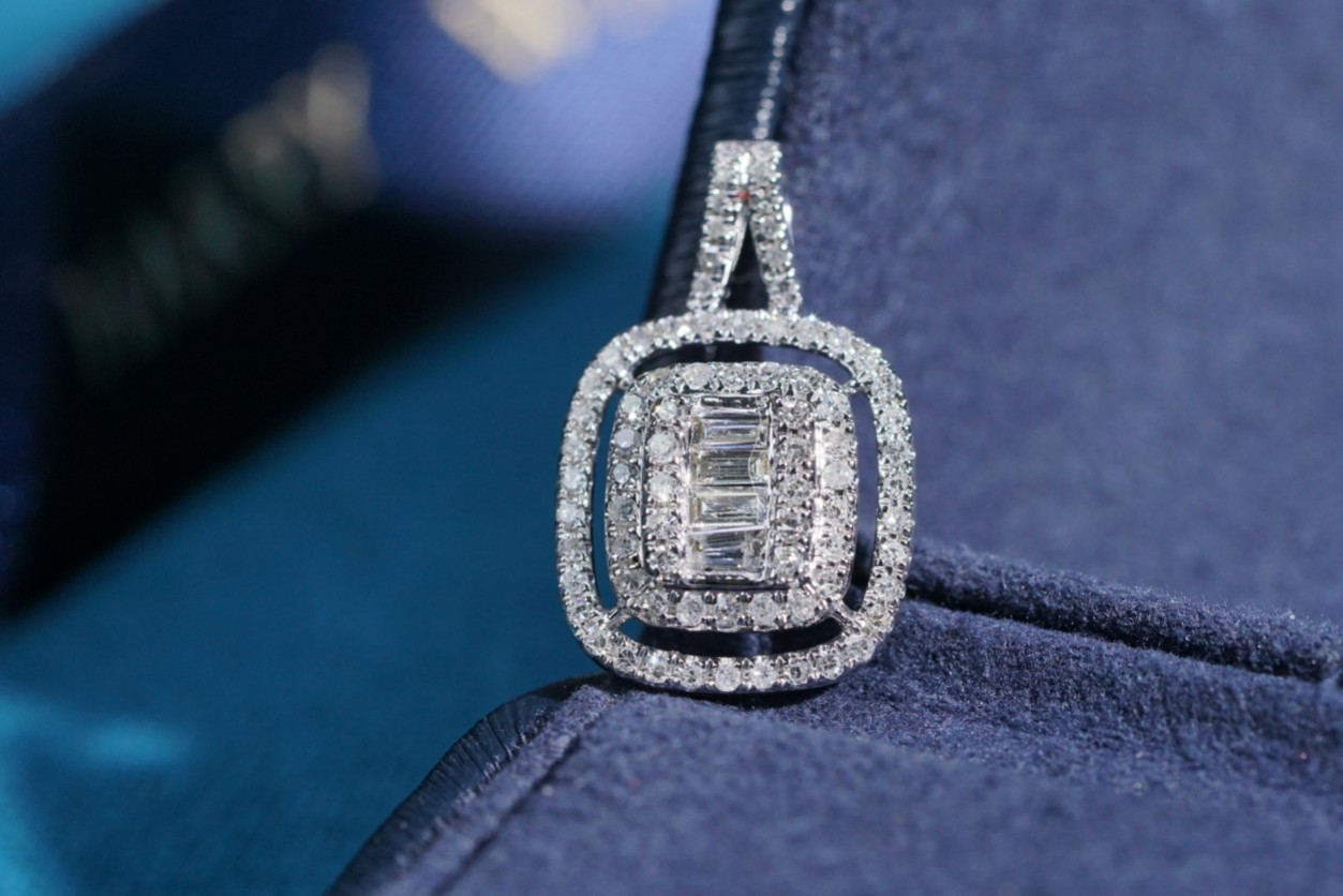 18k Gold Pendant, Flower Design, 0.40ct Diamond (chain not included)