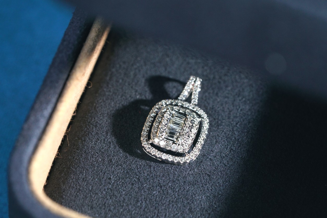 18k Gold Pendant, Flower Design, 0.40ct Diamond (chain not included)