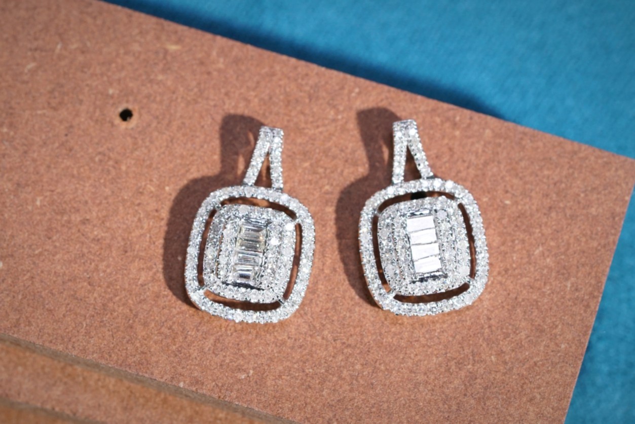 18k Gold Pendant, Flower Design, 0.40ct Diamond (chain not included)