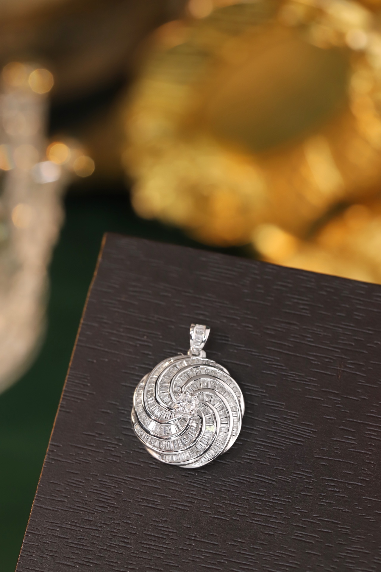 18k Gold Pendant, Flower Design, 0.68ct Diamond (chain not included)