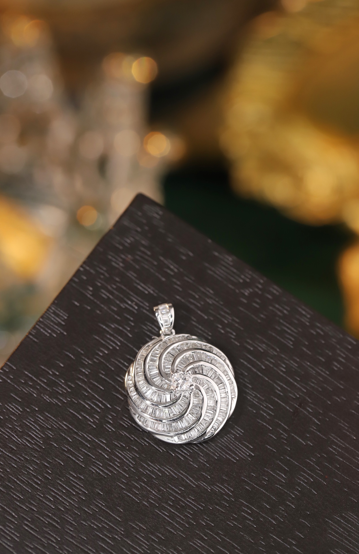 18k Gold Pendant, Flower Design, 0.68ct Diamond (chain not included)