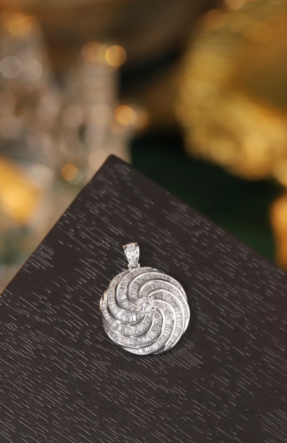 18k Gold Pendant, Flower Design, 0.68ct Diamond (chain not included)