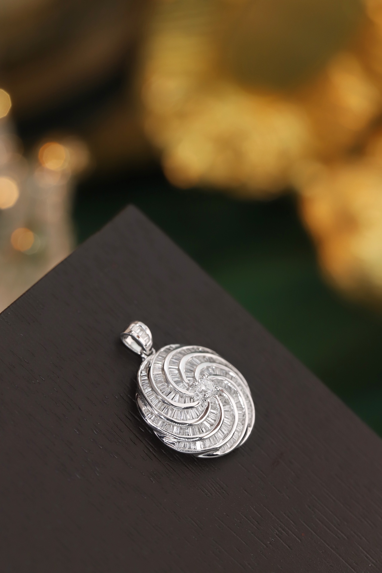 18k Gold Pendant, Flower Design, 0.68ct Diamond (chain not included)