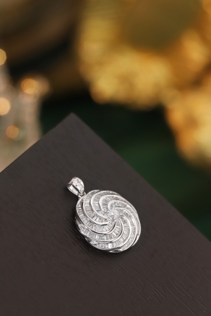 18k Gold Pendant, Flower Design, 0.68ct Diamond (chain not included)