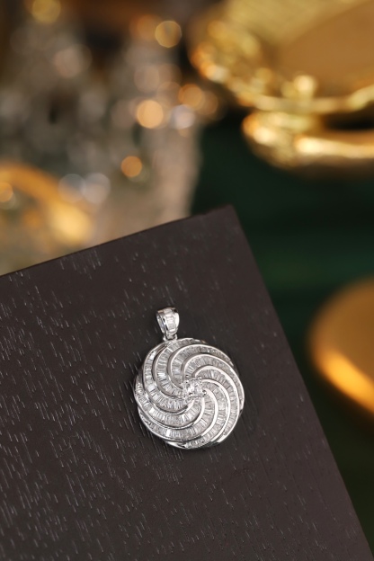 18k Gold Pendant, Flower Design, 0.68ct Diamond (chain not included)