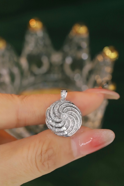 18k Gold Pendant, Flower Design, 0.68ct Diamond (chain not included)