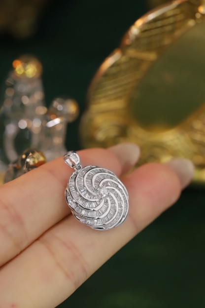 18k Gold Pendant, Flower Design, 0.68ct Diamond (chain not included)