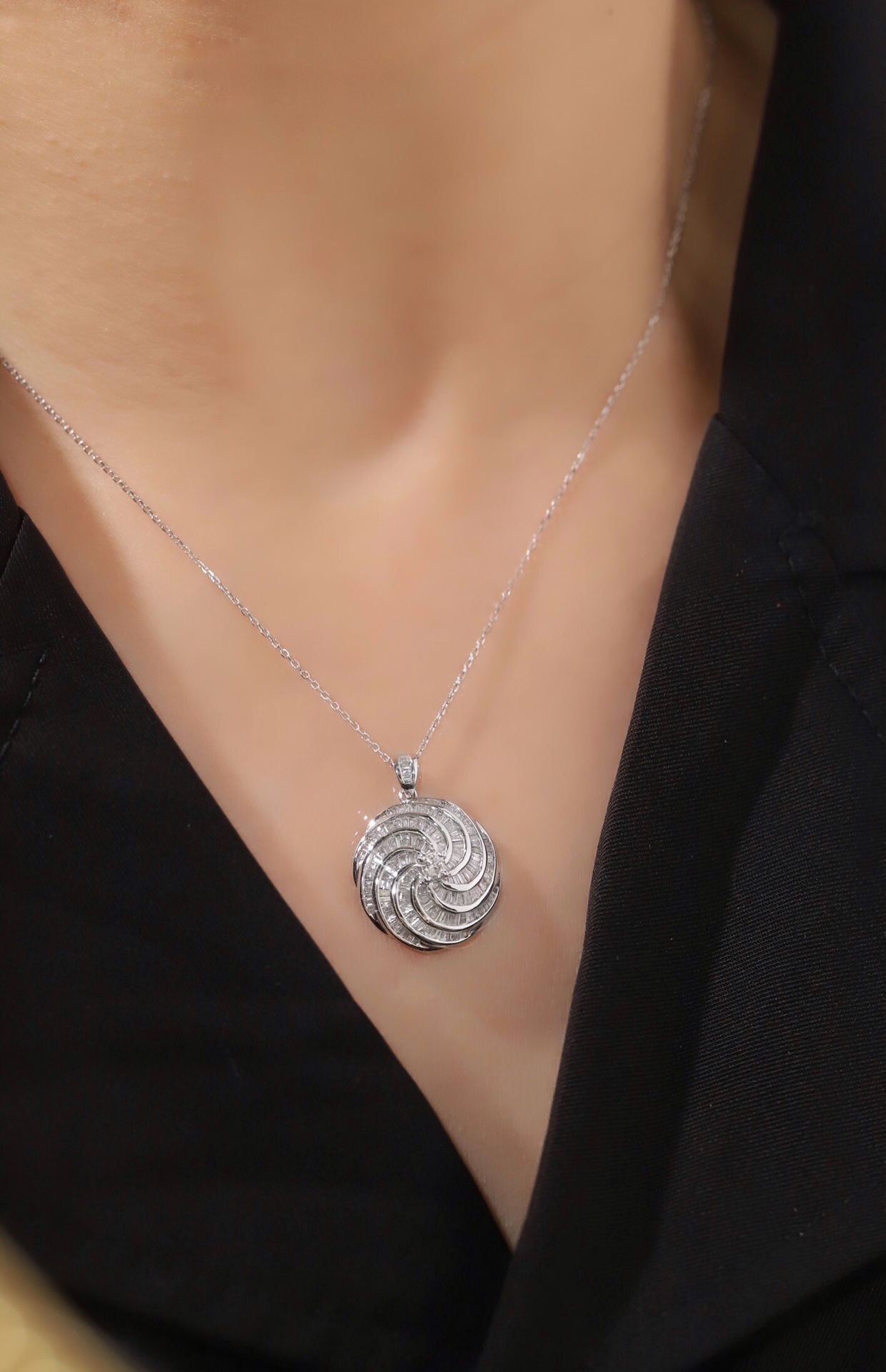 18k Gold Pendant, Flower Design, 0.68ct Diamond (chain not included)